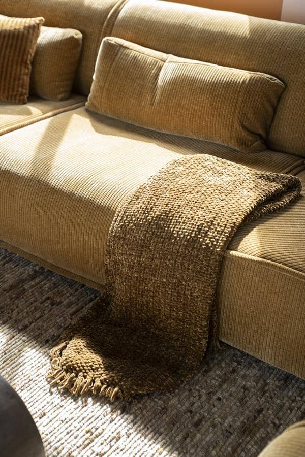 Luxueus stoffen bank met beige stoffen en knusse kussens, modern ontwerp en comfortabele uitstraling. Perfect voor stijlvolle en gezellige woonkamers.