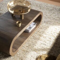 Elegant houten salontafel met open opbergvak, moderne interieurdecoratie., duurzaam en vakmanschap, perfect voor woonkamer, stijlvol en functioneel meubelstuk.