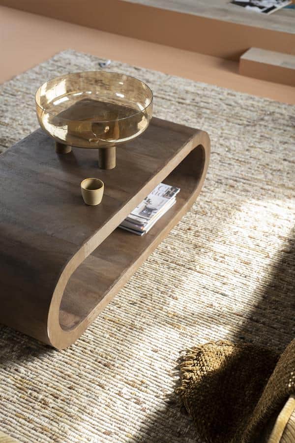 Elegant houten salontafel met open opbergvak, moderne interieurdecoratie., duurzaam en vakmanschap, perfect voor woonkamer, stijlvol en functioneel meubelstuk.
