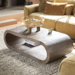 Ronde houten salontafel met dubbel gebroken design en open vak ondergrond, perfect voor modern en gezellig geïnspireerd interieur.