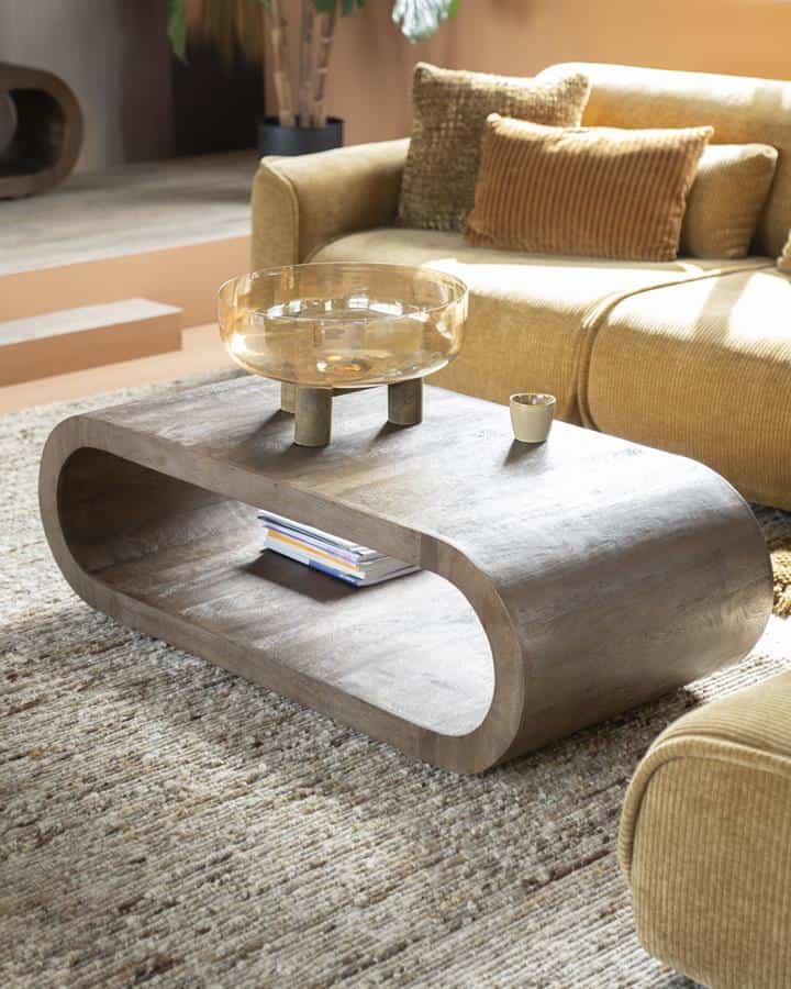 Ronde houten salontafel met dubbel gebroken design en open vak ondergrond, perfect voor modern en gezellig geïnspireerd interieur.