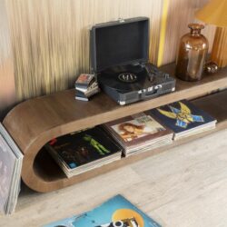 Vinyl platenspeler op houten TV-meubel met collectie lp's en een vintage decoratief item, stijlvolle en functionele woonaccessoires die een retro sfeer creëren in de woonkamer.