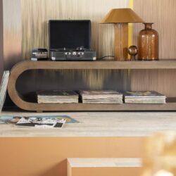 Vintage houten dressoir met open vakken, retro design, vinylplaten en accessoires, stijlvolle woonkamer inrichting, Mokana meubels.