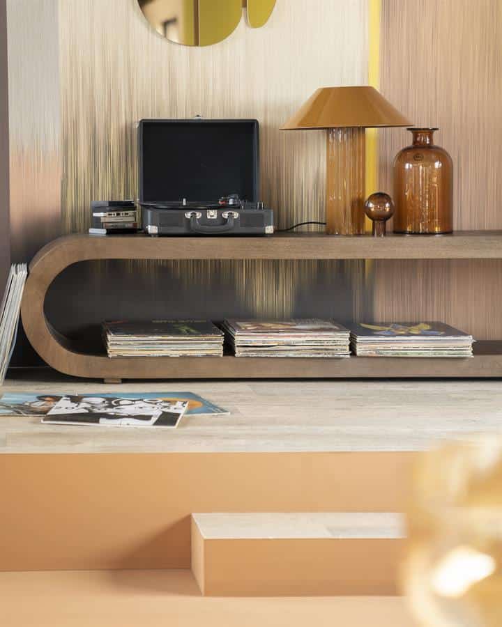 Vintage houten dressoir met open vakken, retro design, vinylplaten en accessoires, stijlvolle woonkamer inrichting, Mokana meubels.