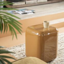 Modern houten bijzettafel met glanzende afwerking in warm lichtbruin, geschikt voor woonkamer en interieurdecoratie.