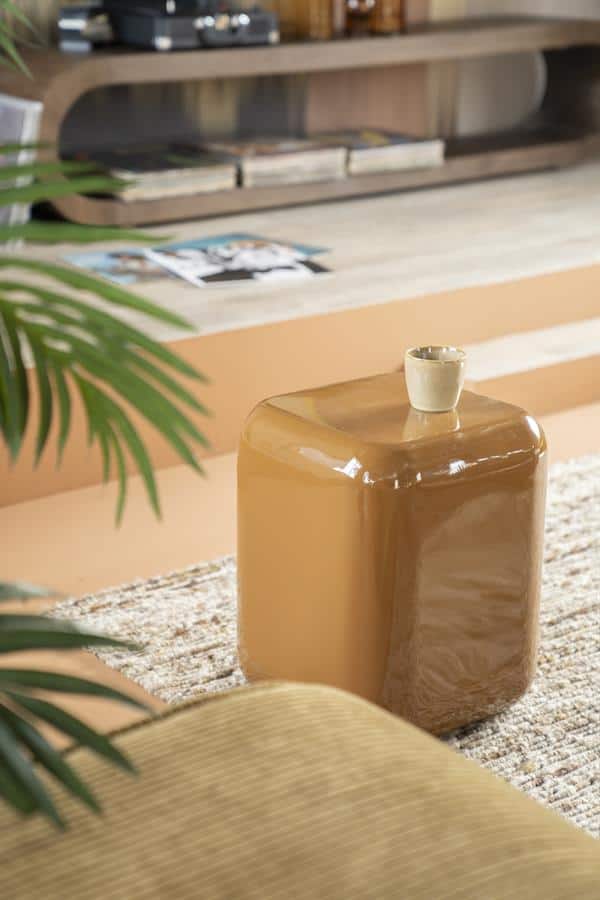 Modern houten bijzettafel met glanzende afwerking in warm lichtbruin, geschikt voor woonkamer en interieurdecoratie.