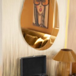 Speelhoek met vintage platenspeler, moderne decoratie en artistieke schilderij, ideale woonkamer meubelcombinatie voor een stijlvolle en gezellige sfeer.