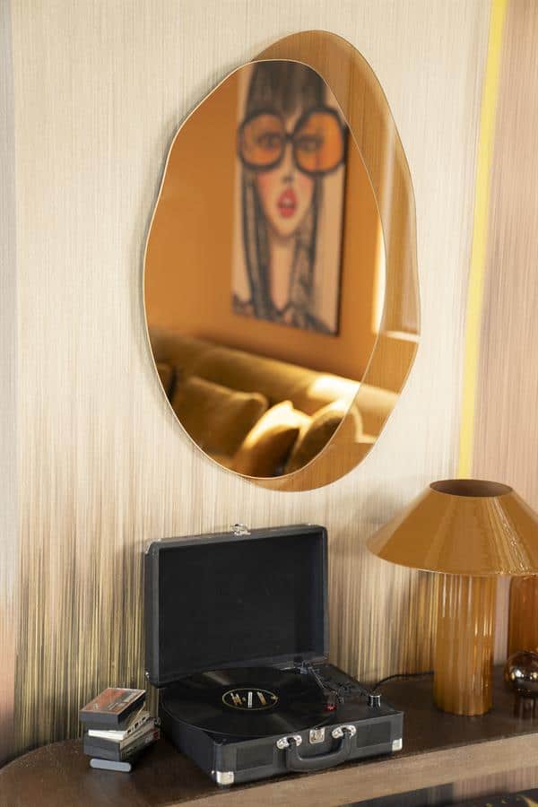 Speelhoek met vintage platenspeler, moderne decoratie en artistieke schilderij, ideale woonkamer meubelcombinatie voor een stijlvolle en gezellige sfeer.