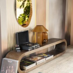 Vintage houten media console met zachte rondingen, ideaal voor vintage woonstijl, voor het opbergen van platen en tijdschriften, met serveerblad en decoratieve accessoires.