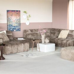 Luxe bankstel in woonkamer met zachte stoffen bekleding, pastellen muur en moderne decoratie, geschikt voor stijlvolle interieurs en comfort.