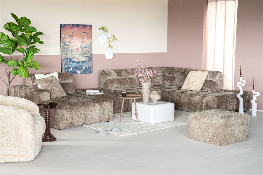 Luxe bankstel in woonkamer met zachte stoffen bekleding, pastellen muur en moderne decoratie, geschikt voor stijlvolle interieurs en comfort.