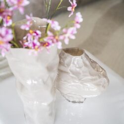Unieke keramieken vazen met levende bloemen voor een stijlvolle woonkamer.