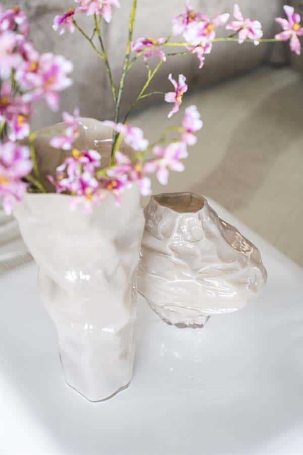 Unieke keramieken vazen met levende bloemen voor een stijlvolle woonkamer.