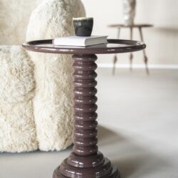 Eigentijdse donkere houten bijzettafel met gedraaide engraving design, ideaal voor woonkamer of salon, verkrijgbaar bij Mokana Meubelen.