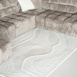 Houten onderdeel met vloerverwarming en moderne witte afwerking in woonkamer.