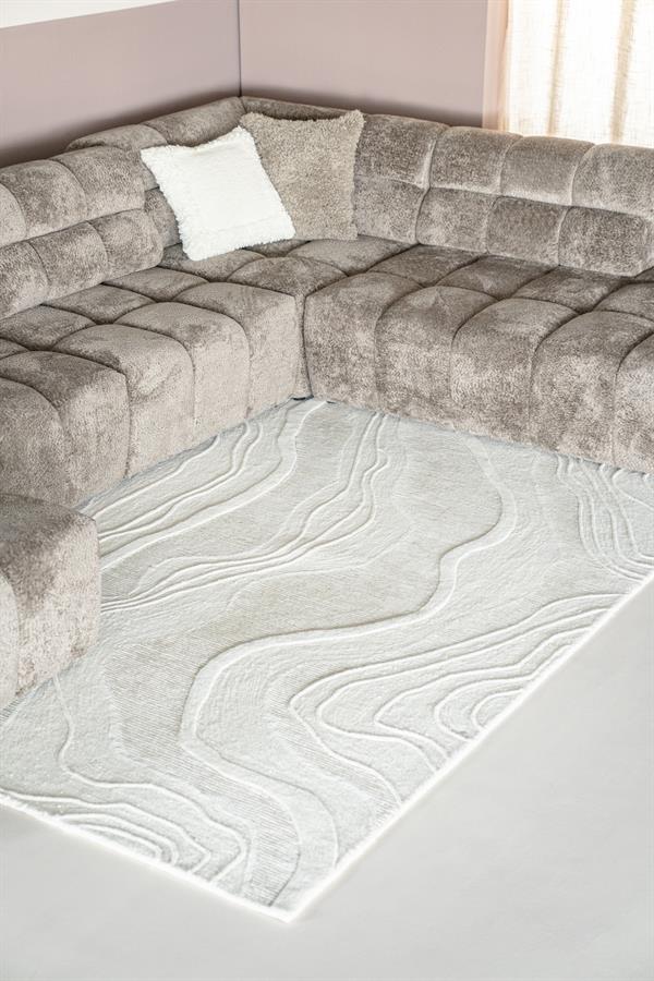 Houten onderdeel met vloerverwarming en moderne witte afwerking in woonkamer.