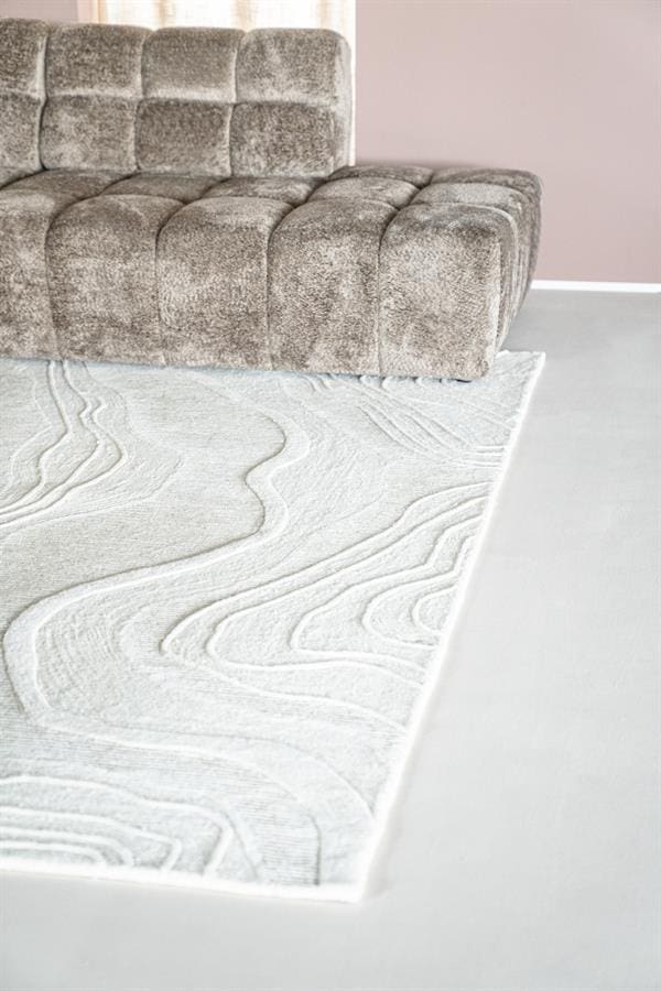 Zachte beige stoffen bank in een modern interieur met een wit design tapijt en roze muur, comfortabele woonkamer meubelen, stijlvolle en gezellige zitplek, perfect voor een luxe inrichting.