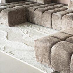 Modulair stoffen hoekbank in een modern interieur met een zachte beige kleur en comfortabele stoelen voor gezellige zitplekken.