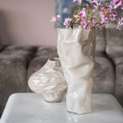 Onweerstaanbare keramische vazen met een creatieve, ruw afgewerkte uitstraling, perfect voor het decoreren van je interieur of tuin.