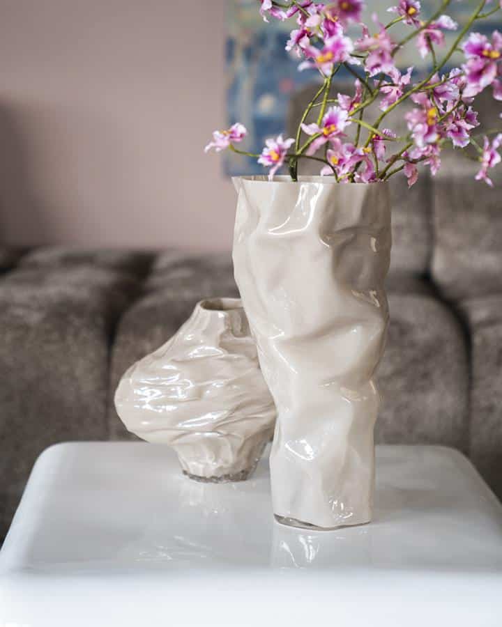 Onweerstaanbare keramische vazen met een creatieve, ruw afgewerkte uitstraling, perfect voor het decoreren van je interieur of tuin.