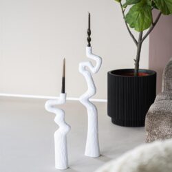 Moderne sieraden houders, witte keramische vormen met zwarte en beige kaarsen, stijlvolle decoratie voor woonkamer, Mokana meubelen, elegante woonaccessoires voor een moderne interieurstijl, Scandinavisch design, sfeer en ambiance, handgemaakt keramiek, minimalistische decoratie, unieker design voor woonruimte.