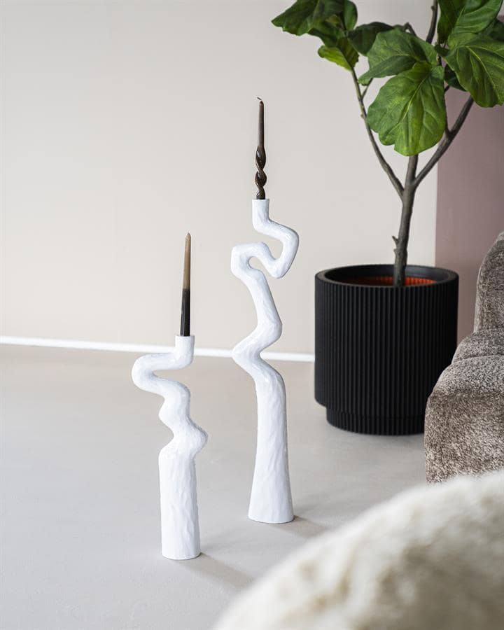 Moderne sieraden houders, witte keramische vormen met zwarte en beige kaarsen, stijlvolle decoratie voor woonkamer, Mokana meubelen, elegante woonaccessoires voor een moderne interieurstijl, Scandinavisch design, sfeer en ambiance, handgemaakt keramiek, minimalistische decoratie, unieker design voor woonruimte.