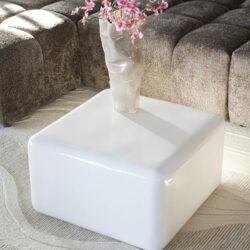 Plafonstafel bijbank van Mokana meubelen met witte kleur en zachte ronde hoeken, perfect voor moderne woonkamers.