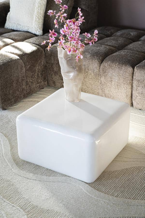 Plafonstafel bijbank van Mokana meubelen met witte kleur en zachte ronde hoeken, perfect voor moderne woonkamers.