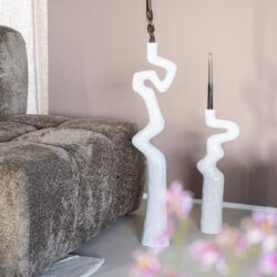 Unieke witte schelpvormige kandelaars met kaarsen, modern design, interieurdecoratie, gemaakt van keramiek, geschikt voor woonkamer of salon, stijlvolle woonaccessoires, hoogwaardige afwerking, elegante sfeer, zet je interieur in de kijker, trendy woonideeën, Mokana Meubelen.