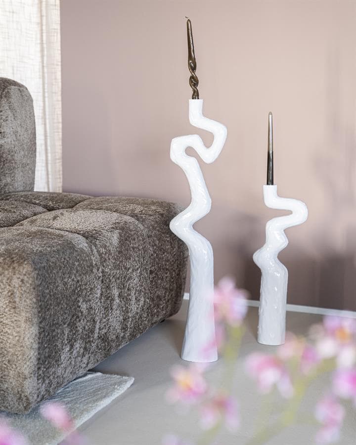 Unieke witte schelpvormige kandelaars met kaarsen, modern design, interieurdecoratie, gemaakt van keramiek, geschikt voor woonkamer of salon, stijlvolle woonaccessoires, hoogwaardige afwerking, elegante sfeer, zet je interieur in de kijker, trendy woonideeën, Mokana Meubelen.