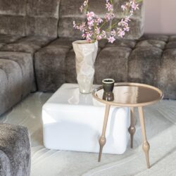 Moderne salontafel met keramische afwerking en houten details, passend bij eigentijdse woonkamerinrichting.