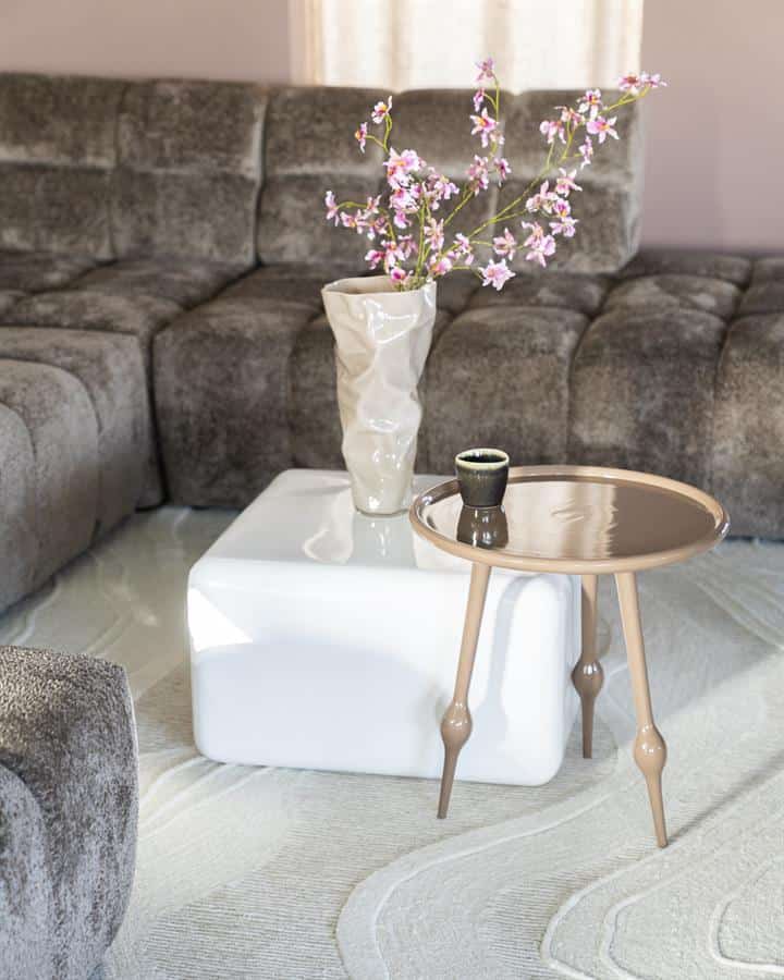 Moderne salontafel met keramische afwerking en houten details, passend bij eigentijdse woonkamerinrichting.