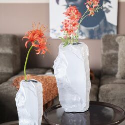 Elegante witte vaas met een ruwe, natuurlijke textuur, gevuld met kleurrijke bloemen, geschikt voor modern en Scandinavisch interieur. Perfect voor stijlvolle decoratie in huis.