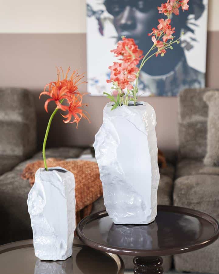 Elegante witte vaas met een ruwe, natuurlijke textuur, gevuld met kleurrijke bloemen, geschikt voor modern en Scandinavisch interieur. Perfect voor stijlvolle decoratie in huis.