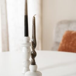 Elegante keramische kandelaars met gedraaide kaarsen voor een stijlvolle tafeldecoratie. Perfect voor een gezellige sfeer in huis.