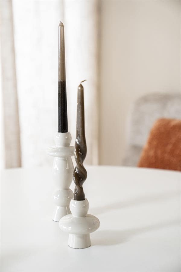 Elegante keramische kandelaars met gedraaide kaarsen voor een stijlvolle tafeldecoratie. Perfect voor een gezellige sfeer in huis.