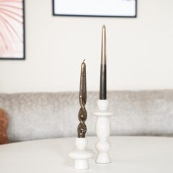 Kerstkerstkaarsen op white ceramic kandelaars, modern interieur accessoire, stijlvolle decoratie, Mokana Meubelen.