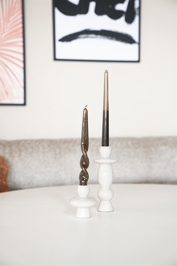 Kerstkerstkaarsen op white ceramic kandelaars, modern interieur accessoire, stijlvolle decoratie, Mokana Meubelen.