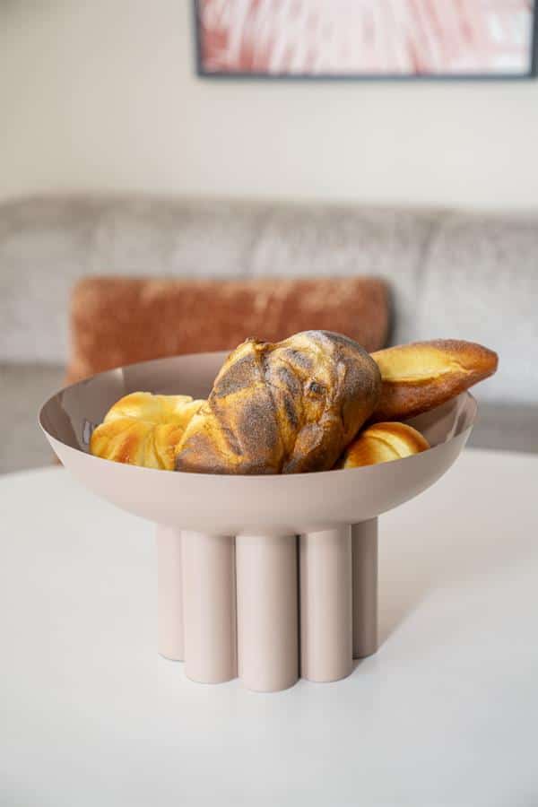 Moderne Mokana meubel schaal met wasknijper en decoratief object, strak design en minimalistische stijl.