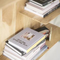 Stijlvolle houten boekenplank met boeken en tijdschriften, perfect voor modern wonen en interieurdesign.