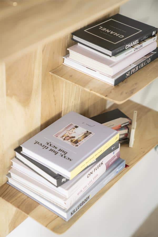 Stijlvolle houten boekenplank met boeken en tijdschriften, perfect voor modern wonen en interieurdesign.