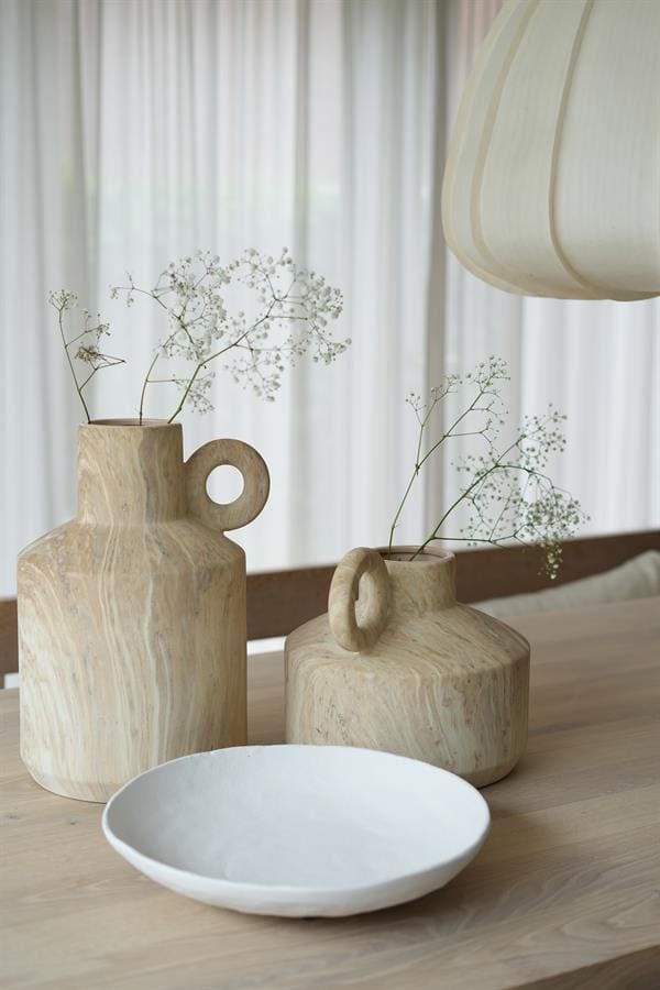 Eikenhouten vazen en een witte keramische schaal op een houten tafel, minimalistisch interieur design.