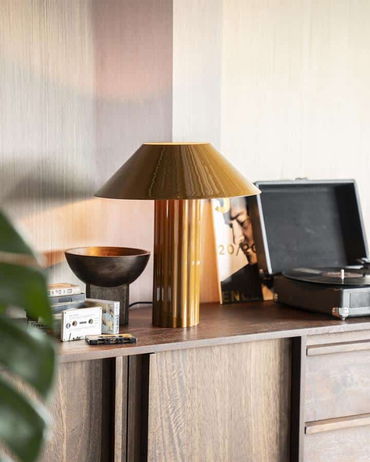 Minimalistisch houten dressoir met vintage lamp en platenspeler, stijlvolle woondecoratie, warme sfeer, modern design, Mokana meubelen in een eigentijdse interieursetting.