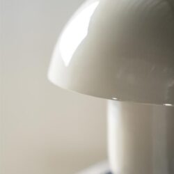 Minimalistische witte tafellamp voor modern interieur | Mokana Meubelen.