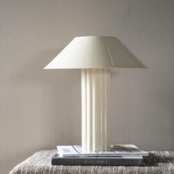 Elegant witte tafel- of bureau lamp met keramische basis en witte kap, perfect voor modern interieur.