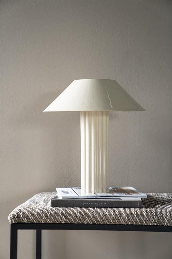 Elegant witte tafel- of bureau lamp met keramische basis en witte kap, perfect voor modern interieur.