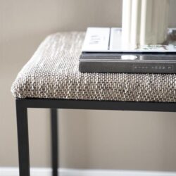 Effen grenenhouten bijzettafel met zwart metalen frame, modern en stijlvol interieuraccessoire.