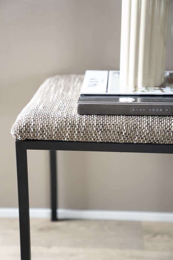 Effen grenenhouten bijzettafel met zwart metalen frame, modern en stijlvol interieuraccessoire.