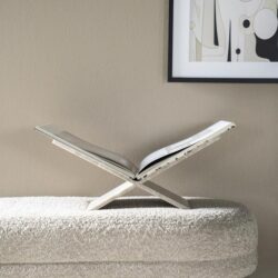 Boekstandaard op een stijlvolle krabpaal in interieur, Scandinavisch design, handgemaakt, modern en minimalistisch, meubelaccessoire, uniek en functioneel, designmeubel, woonkamer decoratie, elegante uitstraling, design meubilair, Mokana meubelen, Nederlands vakmanschap.