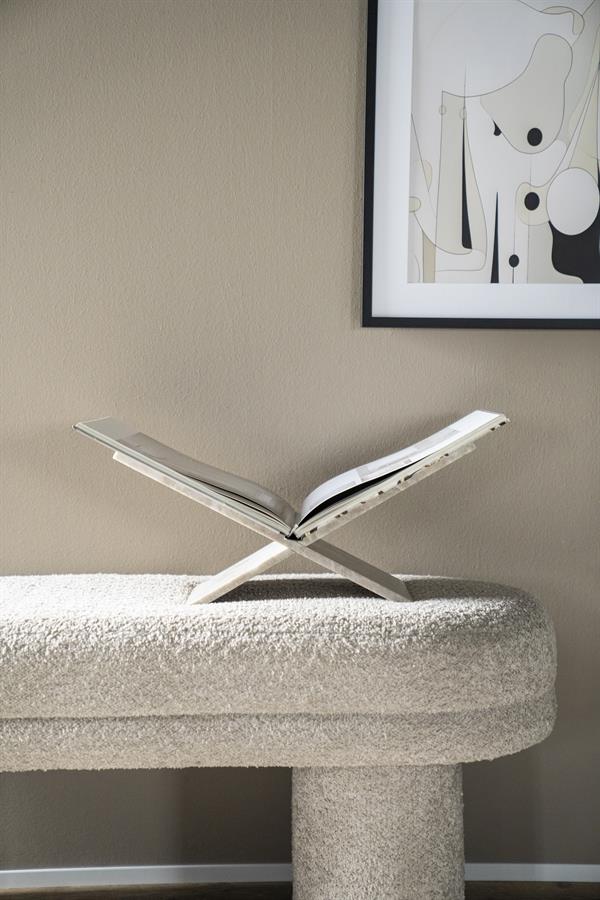 Boekstandaard op een stijlvolle krabpaal in interieur, Scandinavisch design, handgemaakt, modern en minimalistisch, meubelaccessoire, uniek en functioneel, designmeubel, woonkamer decoratie, elegante uitstraling, design meubilair, Mokana meubelen, Nederlands vakmanschap.